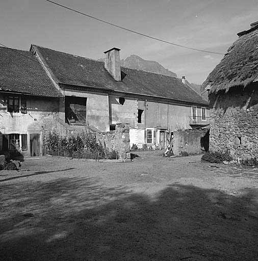 Parcelle 246. Façade sud. Noter la cour fermée de hauts murs.