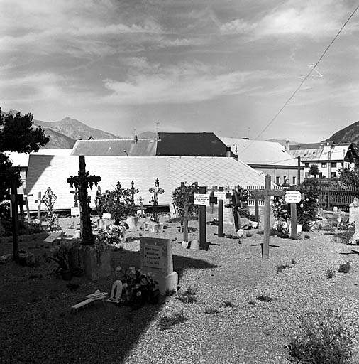 Le cimetière qui entoure l'église.