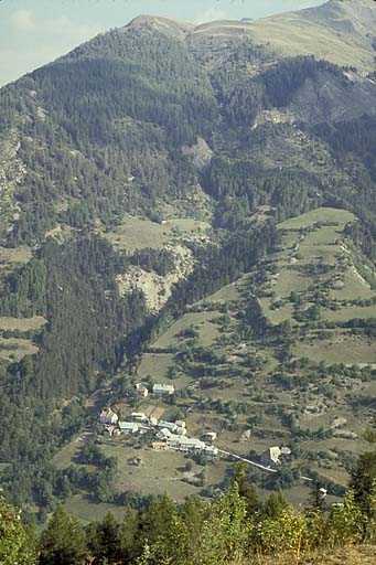 Les Tourengs. Vue de situation prise de la route d'Archinard à Serre-Eyraud.