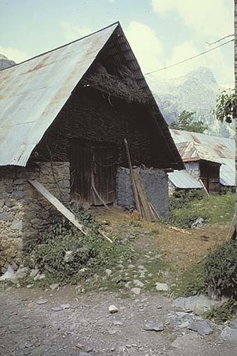Prapic, parcelle 273. La partie supérieure du pignon est fermée par des fagots, le reste par une cloison légère faite de branches d'aulne entrelacées à la manière d'un panier autour de poteaux verticaux.