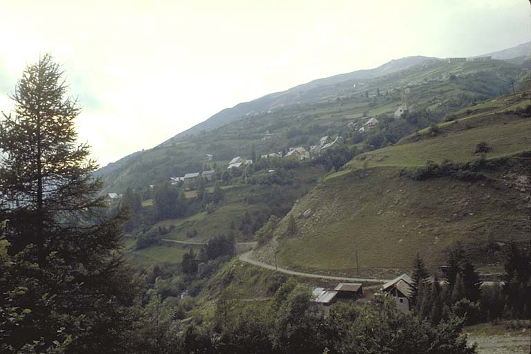 Vue d'ensemble prise des Ratiers. Au premier plan la scierie de Pont-Peyron.