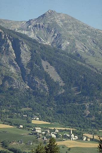 Vue de situation prise du sud.