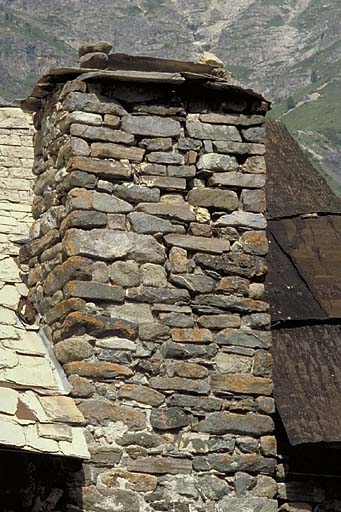 A noter la cheminée qui dans sa partie inférieure (rez-de-chaussée) se confond avec le mur-gouttereau, mais qui semble indépendante de celui-ci dans la partie supérieure (premier étage). Datée 1833.