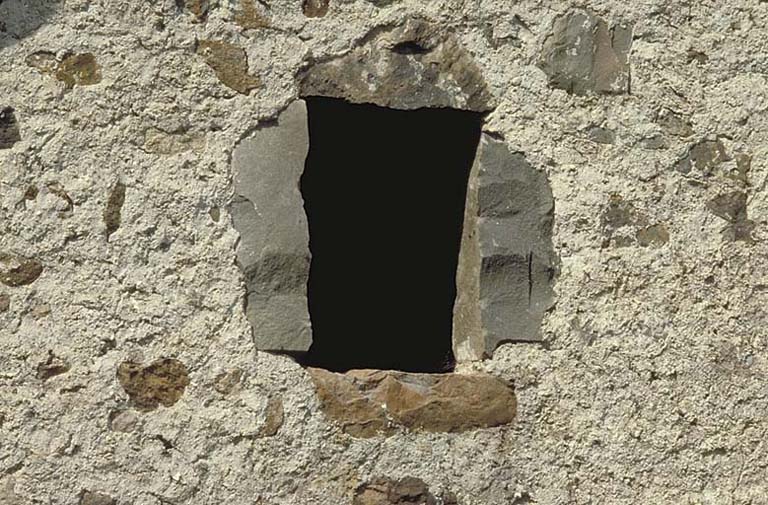 Fenêtre de l'écurie et détail du crépi.