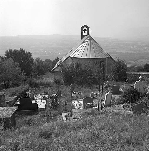 Le chevet, vue prise du nord-est. Autour de l'église, le cimetière.