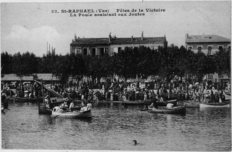 Saint-Raphaël (Var). Fêtes de la Victoire. La foule assistant aux joutes.