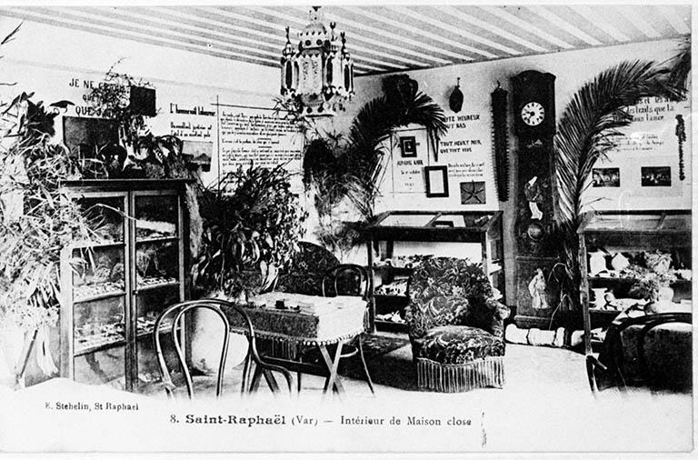 Saint-Raphaël (Var). Intérieur de Maison close.