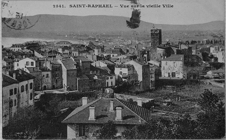 Saint-Raphaël. Vue sur la vieille ville.