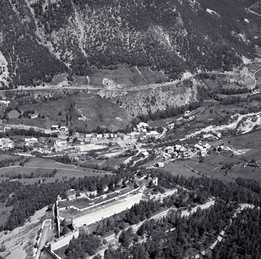 Le Fontenil ; l'Envers du Fontenil. Vue aérienne prise du sud. ; Vue aérienne prise du sud.