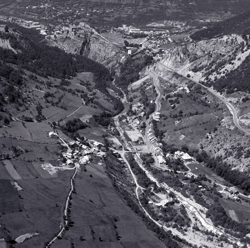 Le Fontenil ; l'Envers du Fontenil. Vue aérienne prise de l'est. ; Vue aérienne prise de l'est.
