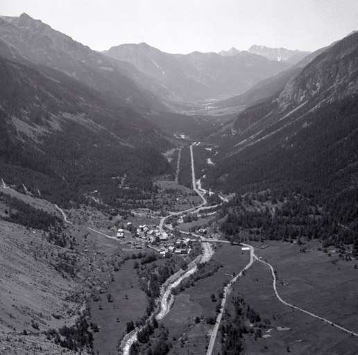 Vue aérienne prise de l'ouest.