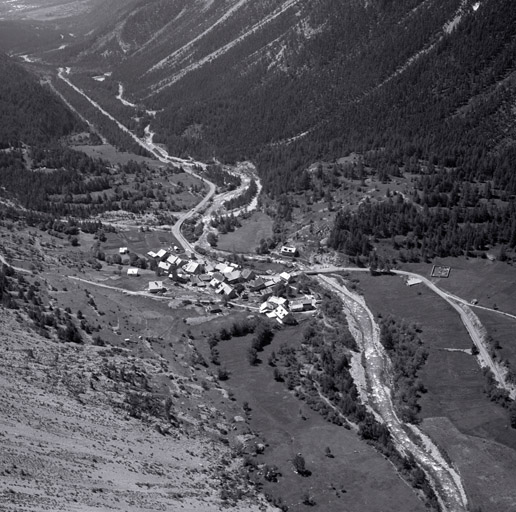 Vue aérienne prise du nord-ouest.