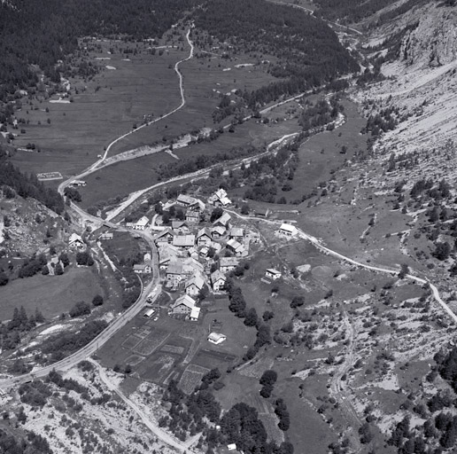 Vue aérienne prise du sud-est.