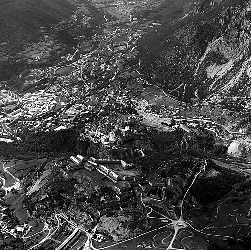 Vue aérienne subverticale prise du sud-ouest. Au premier plan, fort des Têtes.