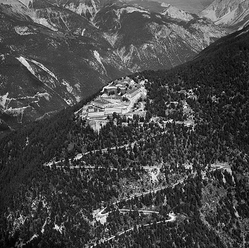 Fort et route d'accès vus du sud-sud-ouest. Au fond, vallée de la Cerveyrette et pentes sud des Gondran.