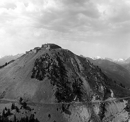 Fort de l'Infernet et route stratégique Seyte-Gondran vus du sud-est.