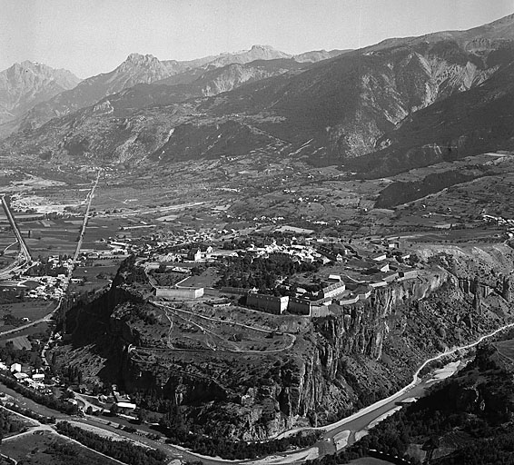 Vue aérienne prise du sud. Le front d'Embrun.