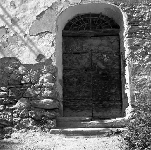 Façade antérieure sud. Porte d'entrée avec imposte en fer forgé portant l'inscription 1747/MC.