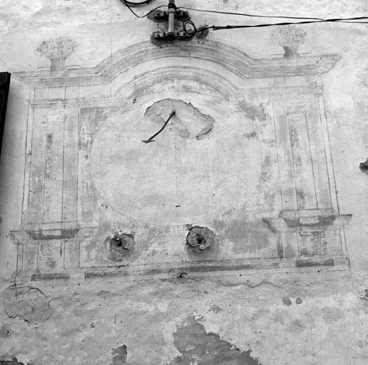Façade antérieure sud. Deuxième niveau. Cadran solaire.