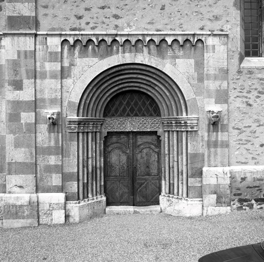 Façade sud. Portail droit. Vue d'ensemble.