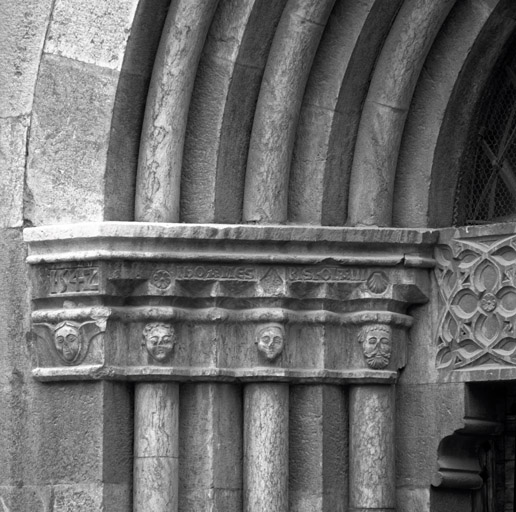 Façade sud. Portail droit. Imposte du piédroit gauche. Date 1542 et inscription IHOANES RISTOLANI.