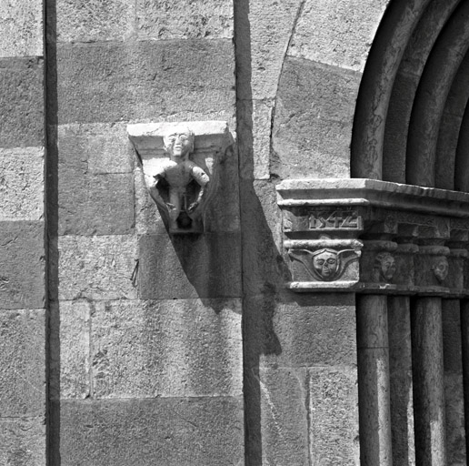 Façade sud. Portail droit. Culot et imposte à gauche.