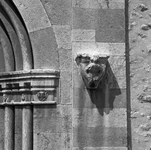 Façade sud. Portail droit. Culot et imposte à droite.