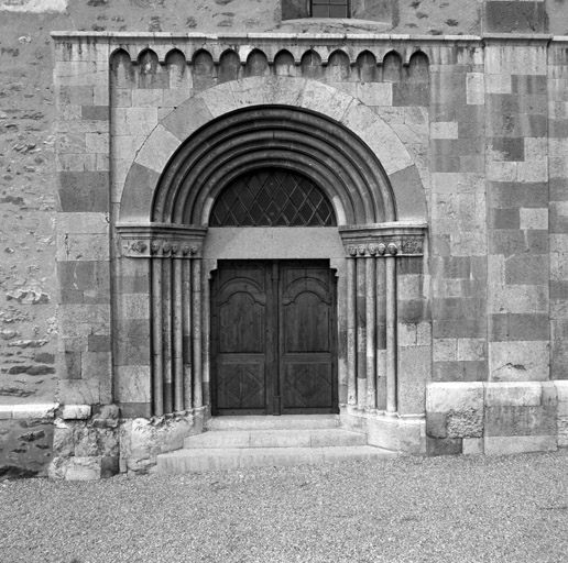 Façade sud. Portail gauche. Vue d'ensemble.