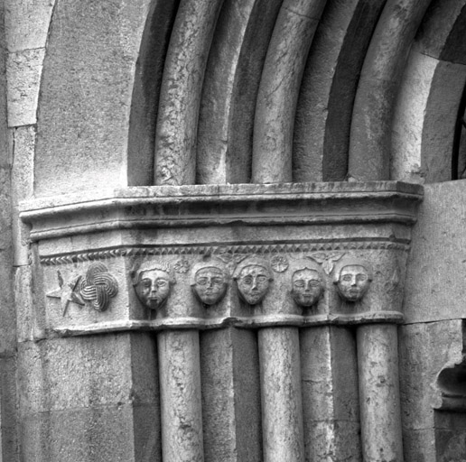 Façade sud. Portail gauche. Imposte du piédroit gauche.