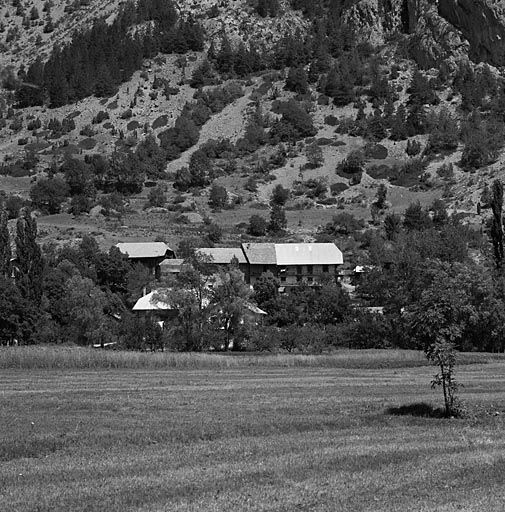 Vue prise de la route D238.