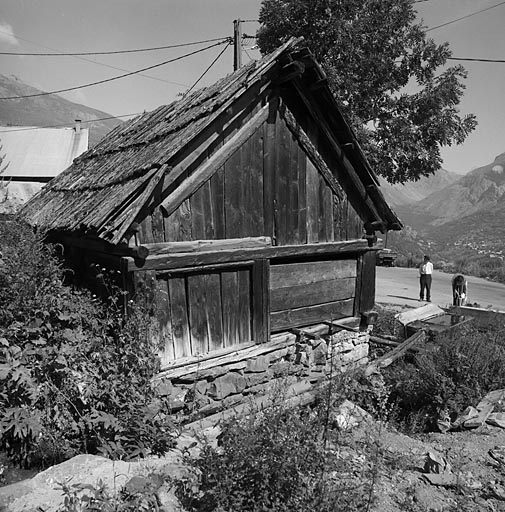 Vue prise du sud-est. ; Puy-Saint-Vincent. Moulin. Vue prise du sud-est.