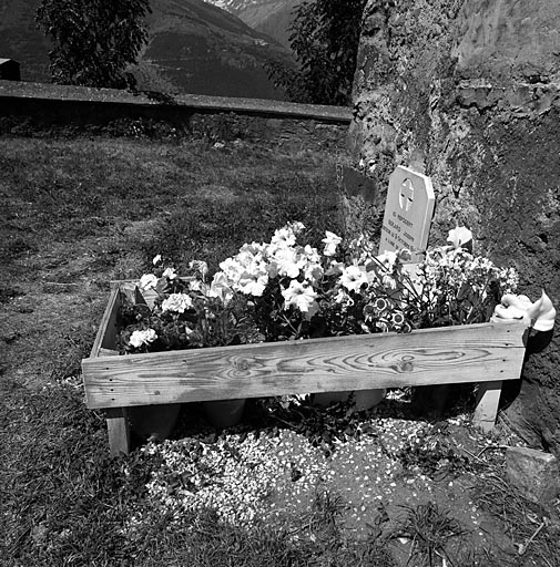 Une tombe d'enfant dans le cimetière.