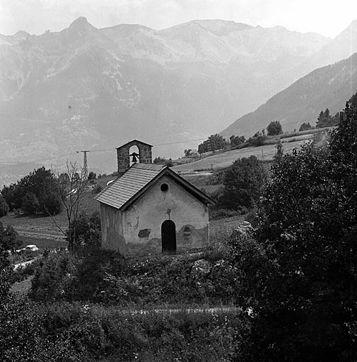 La façade. Vue prise de l'ouest.