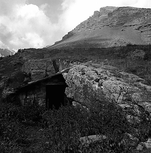 Vue d'ensemble prise du nord : l'entrée.
