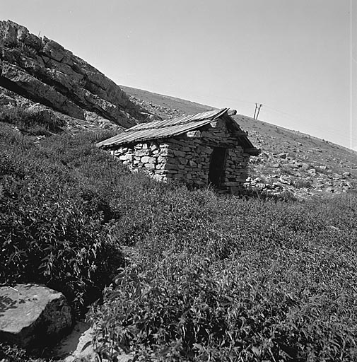 Cabane de berger. Vue d'ensemble prise du sud-ouest.