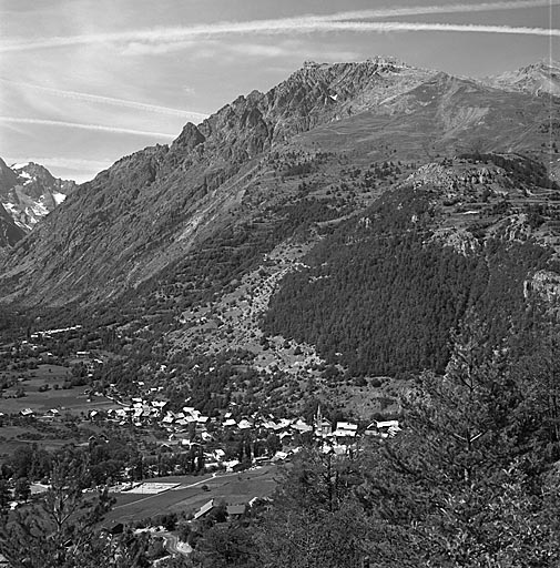 Le village. Vue panoramique prise de la Casse.