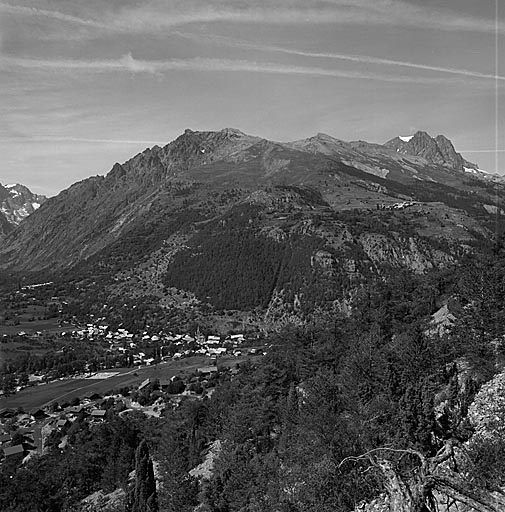 fig. 27. Village. Vue prise de la Casse.
