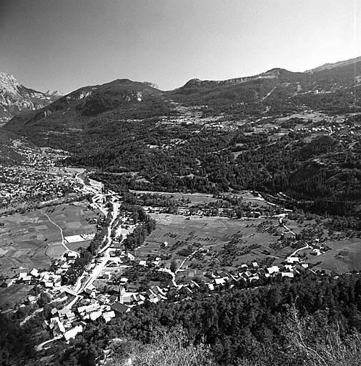 Village. Vue prise de la route du Villard à Puy-Aillaud.