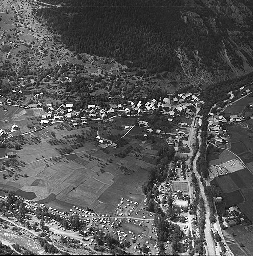 Village. Vue aérienne prise du sud-est.