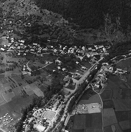 Village. Vue aérienne prise du sud-est.