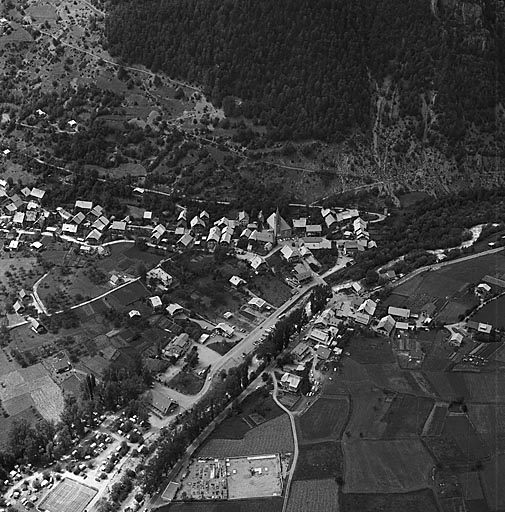 Village. Vue aérienne prise de l'est.