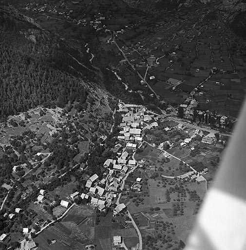 Village. Vue aérienne prise du sud-ouest.