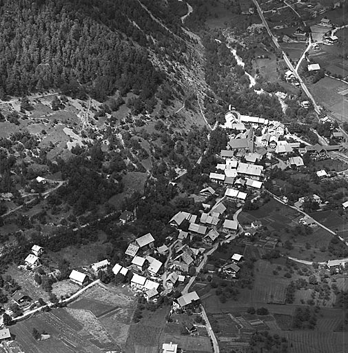 Village. Vue aérienne prise du sud-ouest.
