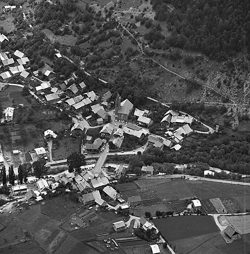 Village. Vue aérienne prise de l'est.