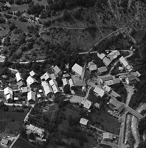 Village. Vue aérienne prise du sud-est.