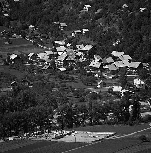 Partie sud-ouest du village. Vue prise de la Casse.