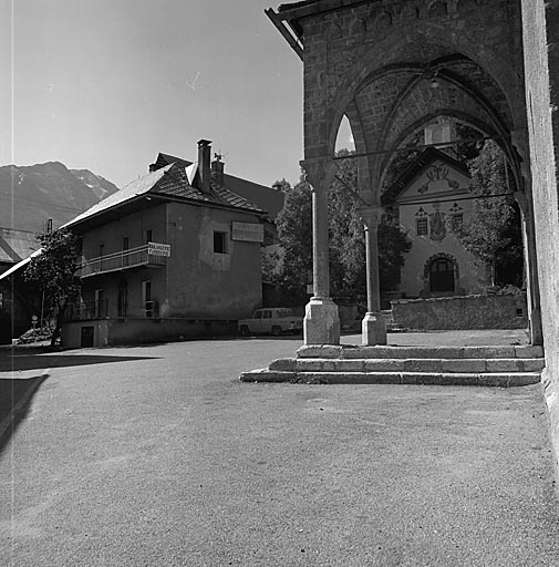 Village. La place de l'église.