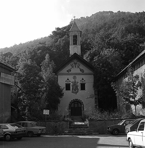 Façade sud-est. Inscription : 1877 sur le clocher, 1841 sur la façade.