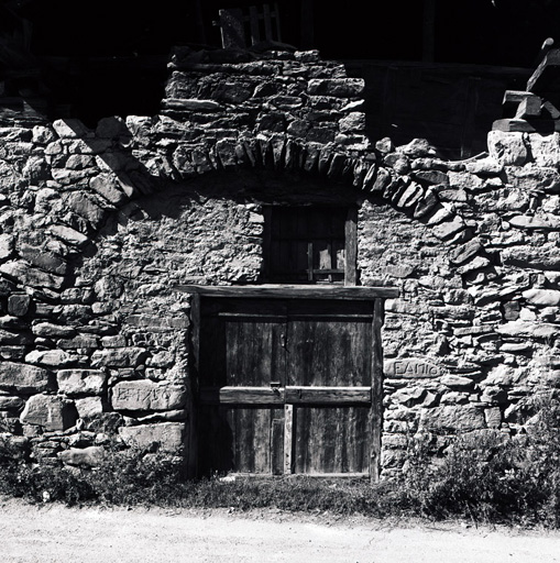 Village, fournil. Façade sud-est. Inscriptions : EF 1750, EA 1710, T.A.