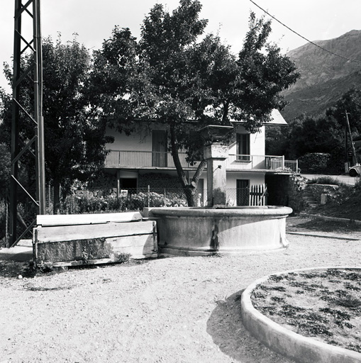 Village, fontaine n°2. Vue d'ensemble. Date : 1894.